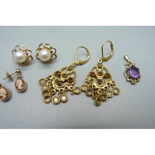 931 - A yellow metal pendant set with an amethyst, 1.1g, a pair of 9ct gold and faux pearl stud earrings, ... 