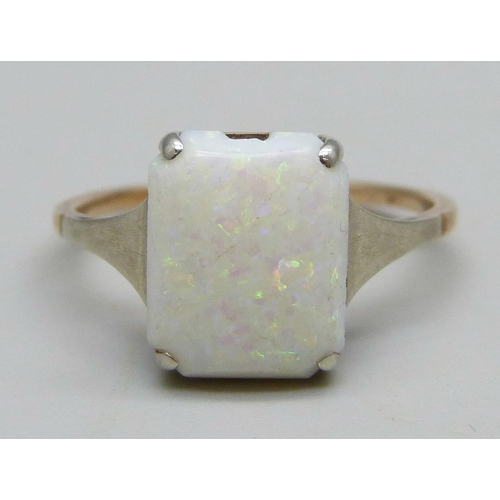 932 - A 9ct gold ring set with an opal, stone a/f, 1.57g, L