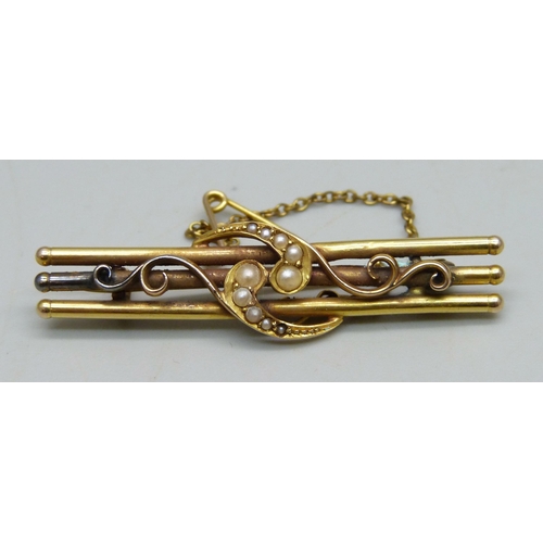 936 - A 15ct gold bar brooch set with seed pearls, 3.7g