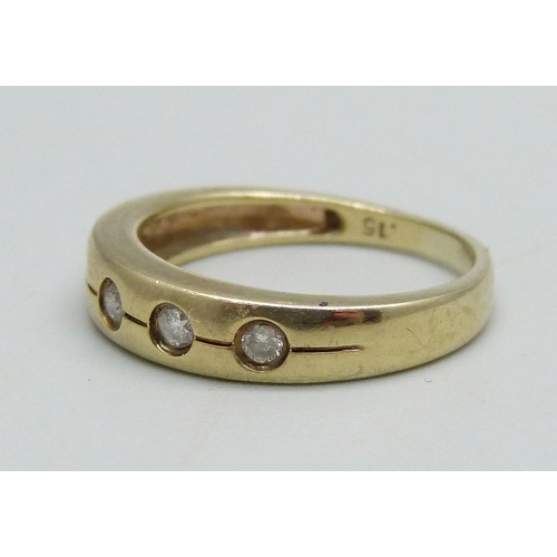 940 - A 9ct gold ring set with five diamonds, 0.15ct and DIA stamped in shank, 2.3g, L