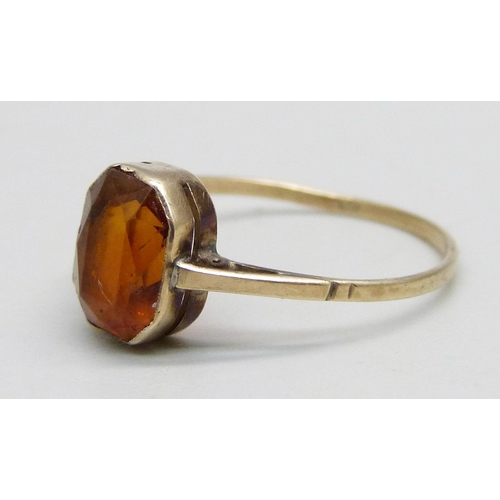 944 - A 9ct gold ring set with a citrine, 1.24g, Q