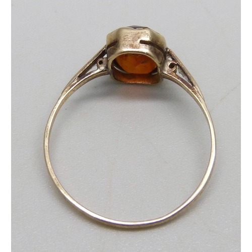 944 - A 9ct gold ring set with a citrine, 1.24g, Q