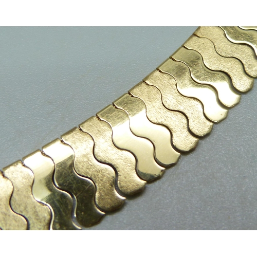 947 - An 18ct gold flat snake link collar necklace, stamped 750 on the clasp, 42.5cm, 43.9g