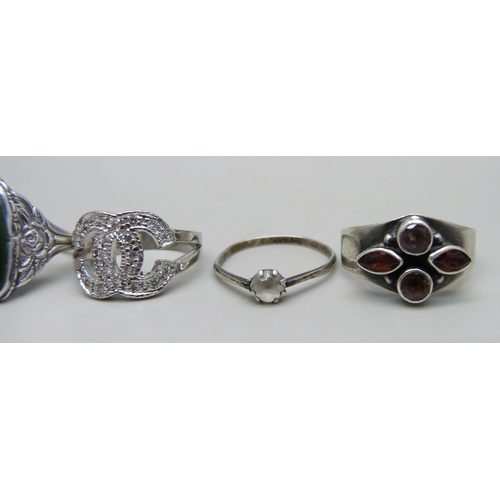 951 - Five silver rings, 13g (third ring from the right is silver plated)