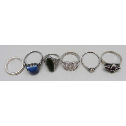 951 - Five silver rings, 13g (third ring from the right is silver plated)