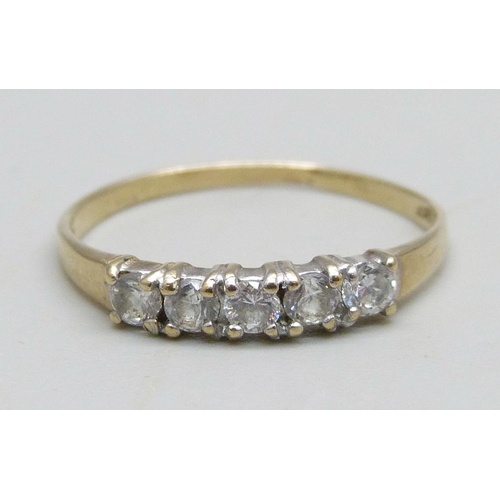 952 - A 9ct gold ring set with five cubic zirconia stones, 1.06g, P