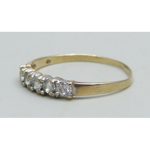 952 - A 9ct gold ring set with five cubic zirconia stones, 1.06g, P