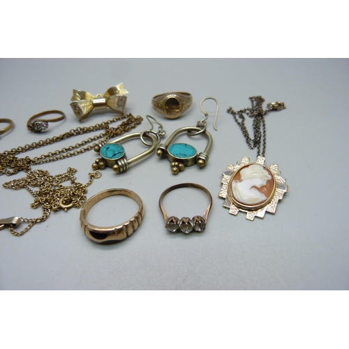 954 - A collection of vintage jewellery including rolled gold