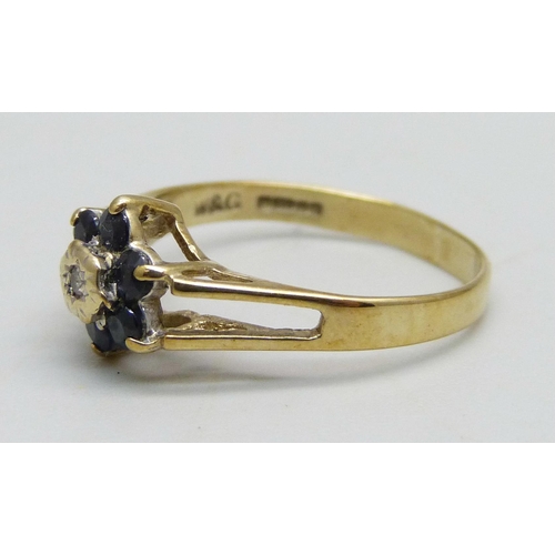 959 - A 9ct gold cluster ring set with a small central diamond and blue stones, 1.3g, K