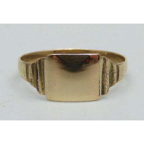 962 - An 18ct gold signet ring, 1.6g, M, stamps to outer shank