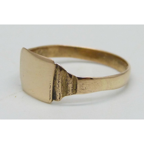 962 - An 18ct gold signet ring, 1.6g, M, stamps to outer shank