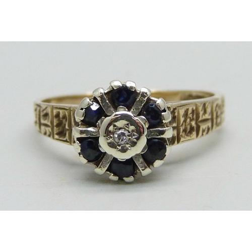 965 - A 9ct gold cluster ring set with sapphires and a central diamond, 3g, M