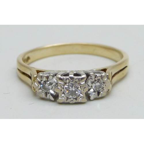 969 - An 18ct gold diamond trilogy ring, 3.1g, O