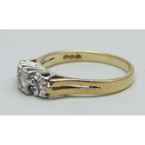 969 - An 18ct gold diamond trilogy ring, 3.1g, O