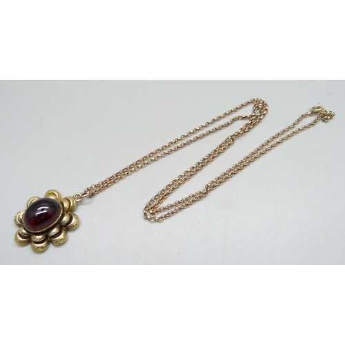 989 - An antique yellow metal pendant set with a cabochon garnet, on a 9ct gold chain, 3.2cm pendant, 66.5... 