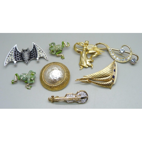 992 - A collection of costume brooches