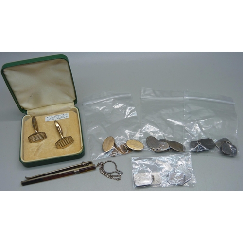 995 - Four pairs of silver and silver gilt cufflinks, a pair of rolled gold cufflinks and an unmarked tie ... 