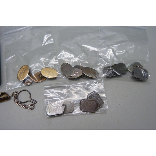 995 - Four pairs of silver and silver gilt cufflinks, a pair of rolled gold cufflinks and an unmarked tie ... 