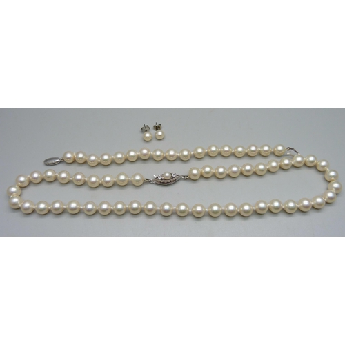 999 - A faux pearl necklace and bracelet with silver clasps, and a pair of unmarked earrings