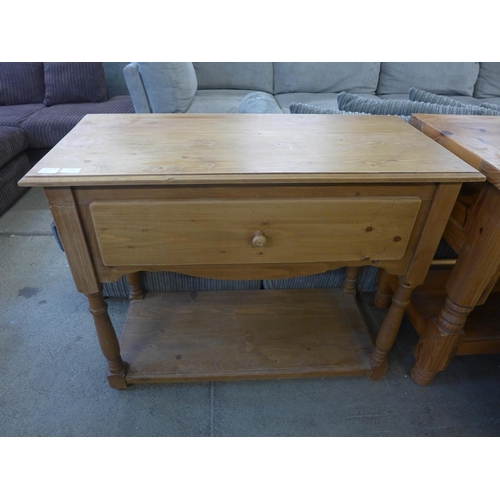 1531 - A pine single drawer hall table