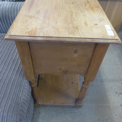 1531 - A pine single drawer hall table