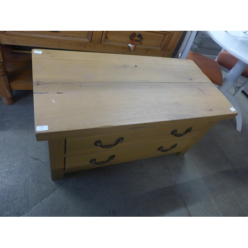 1533 - An oak two drawer coffee table