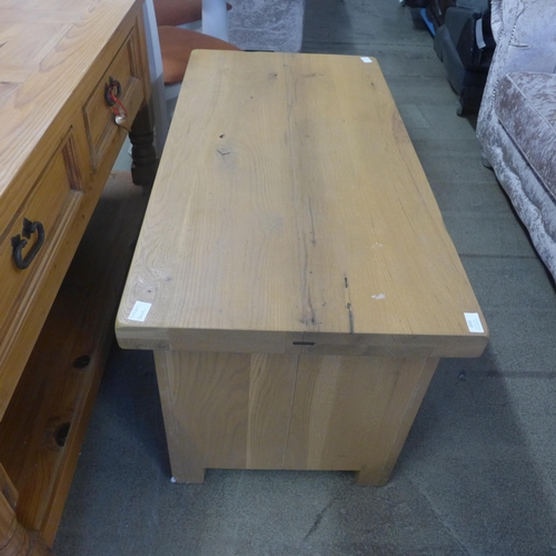 1533 - An oak two drawer coffee table