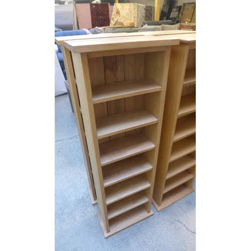 1556 - A pair of small oak bookcases