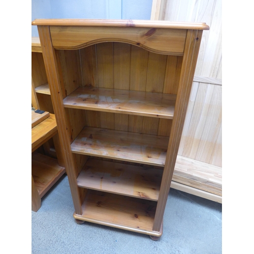 1558 - A pine short bookcase