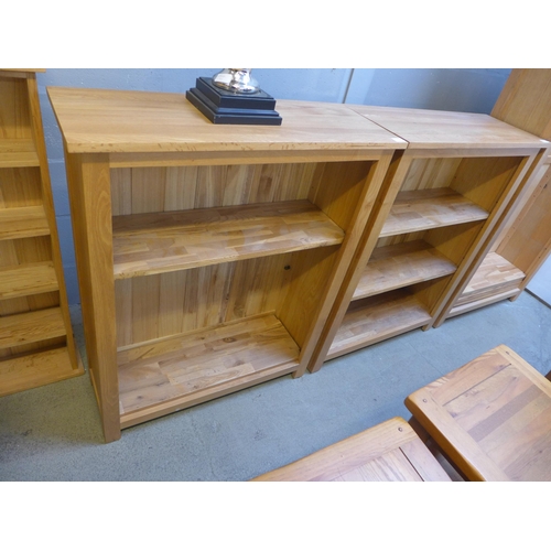 1559 - A pair of oak low bookcases