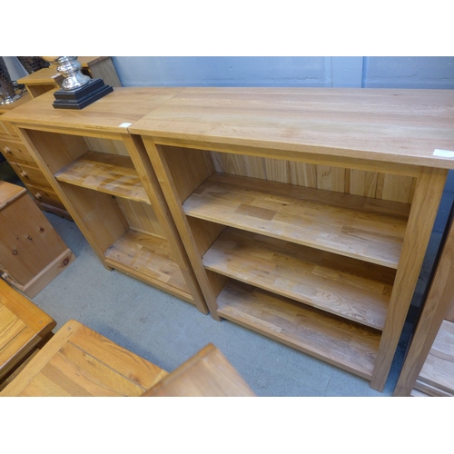 1559 - A pair of oak low bookcases