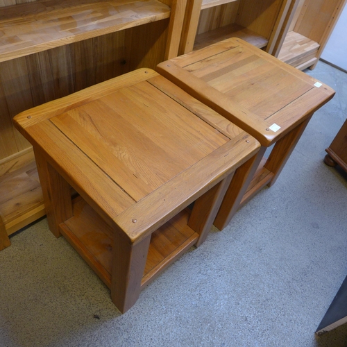 1560 - A pair of oak lamp tables