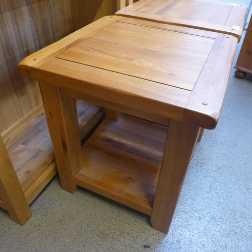 1560 - A pair of oak lamp tables