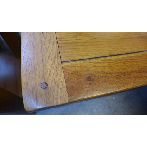 1561 - A pair of oak lamp tables