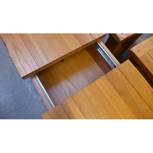 1562 - An oak storage coffee table