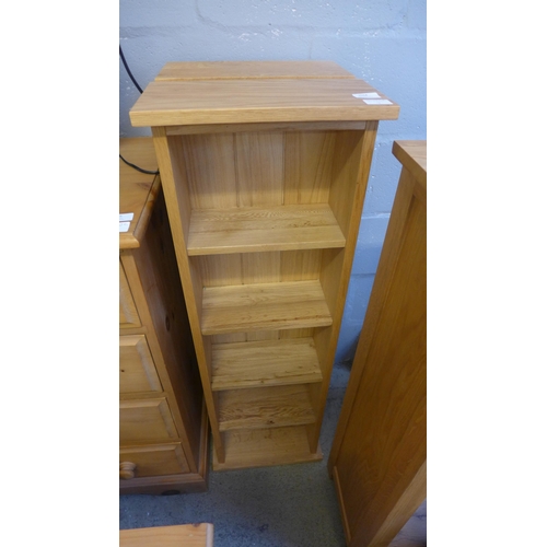 1564 - A pair of small oak bookcases