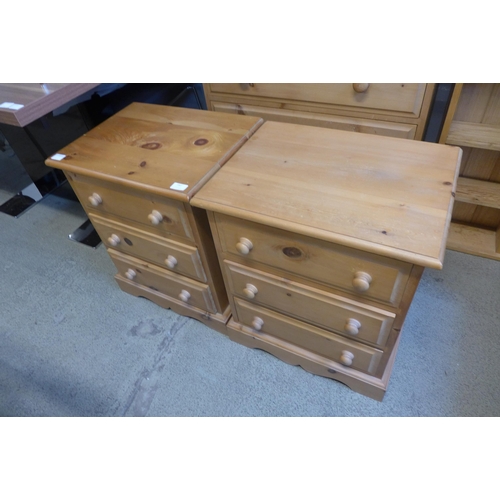 1567 - A pair of pine bedside chests