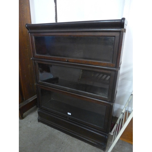 135 - An early 20th Century Globe Wernicke oak three tier sectional stacking bookcase