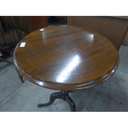 159 - A Victorian walnut circular tripod wine table