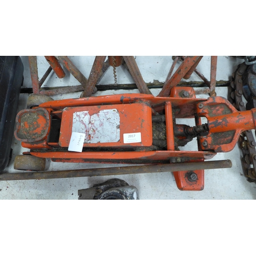 2017 - 3 Axle stands, a trolley jack and a bottle jack