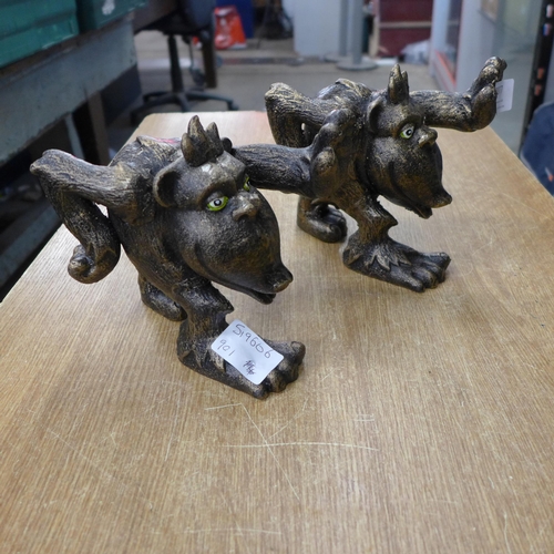 2077 - A pair of gorilla bookends * this lot is subject to VAT