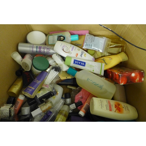 2107 - A box of assorted cosmetics and perfume sets