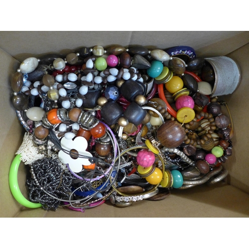 2118 - A box of costume jewellery