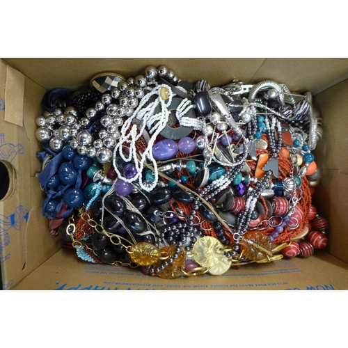 2135 - A box of statement necklets