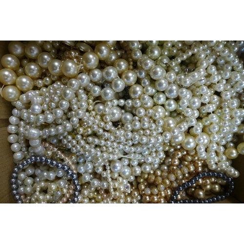 2136 - A box of pearls