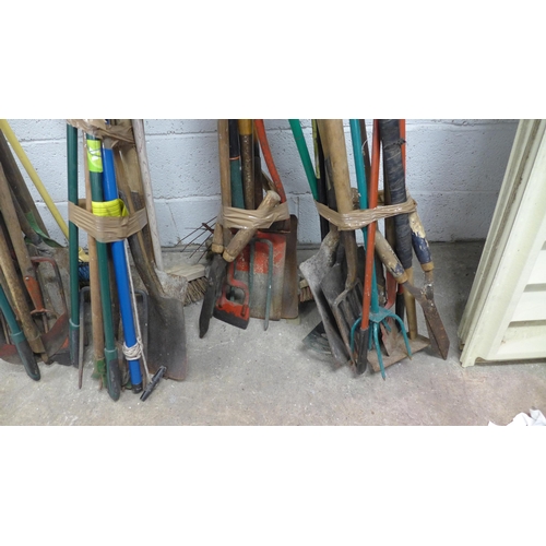 2226 - 3 Bundles of garden tools