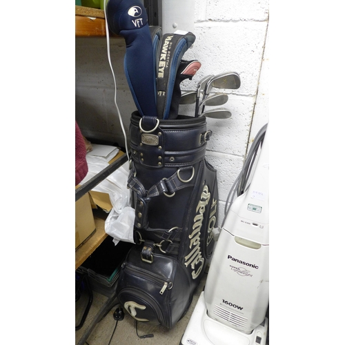 2233 - A Callaway golf bag with set of Callaway golf clubs