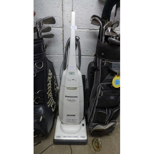 2235 - A Panasonic MC-E468 super lightweight 1600w vacuum cleaner