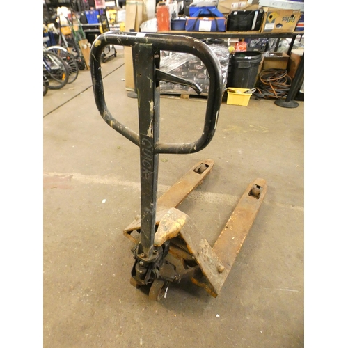 2359 - A 2000kg pallet truck