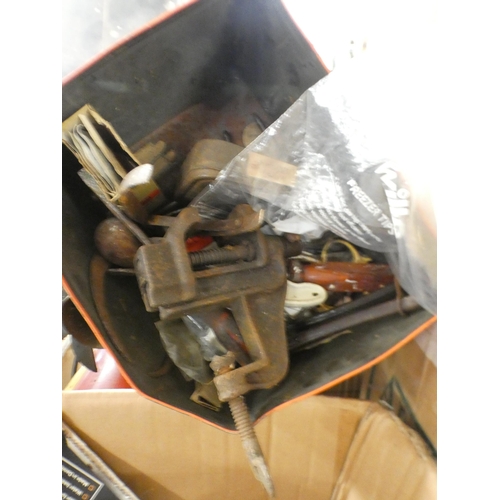 2462 - A box of assorted tools including a saw, fence defenders, a Stanley plane, knee pads, vintage tools,... 